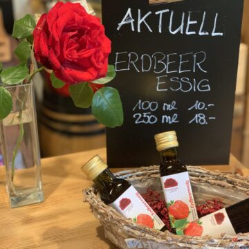 *AKTUELL* Erdbeeressig. Ob zum Salat oder zum Coupe Romanoff – er passt hervorragend! – –>weiterlesen